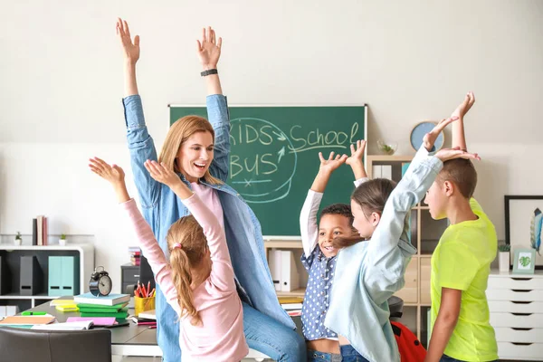 Crianças felizes com professor em sala de aula — Fotografia de Stock