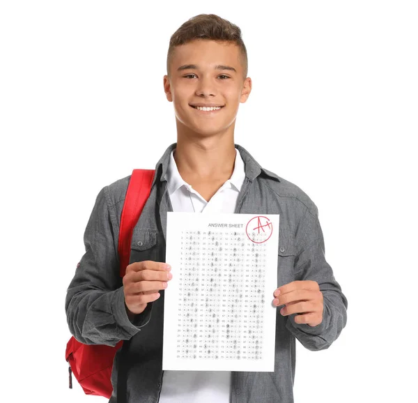 Menino feliz com resultados de teste escolar em fundo branco — Fotografia de Stock