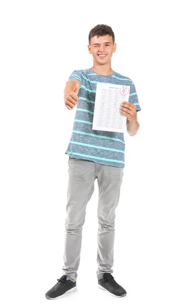 Menino feliz com resultados de teste escolar em fundo branco — Fotografia de Stock