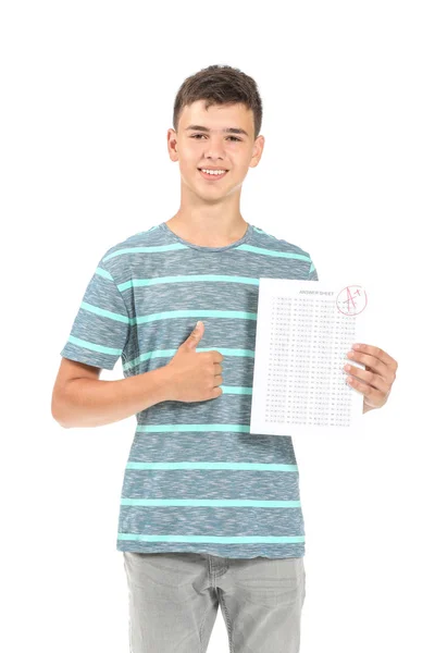 Menino feliz com resultados de teste escolar em fundo branco — Fotografia de Stock