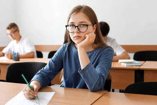 Tiener meisje passerende school test in het klaslokaal — Stockfoto