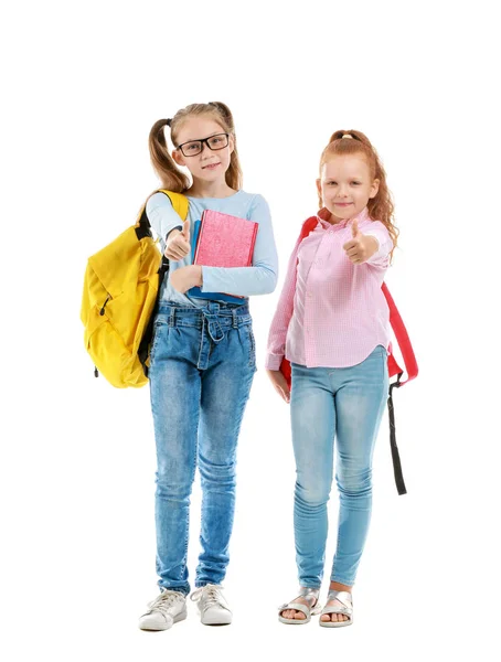 Carino poco studentesse mostrando pollice su sfondo bianco — Foto Stock