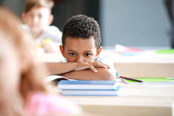 Śliczne małe African-American Boy podczas lekcji w klasie — Zdjęcie stockowe
