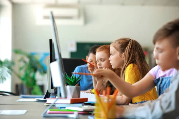 Carino piccoli alunni durante la lezione in classe — Foto Stock