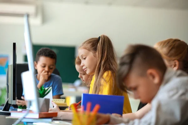 Carino piccoli alunni durante la lezione in classe — Foto Stock