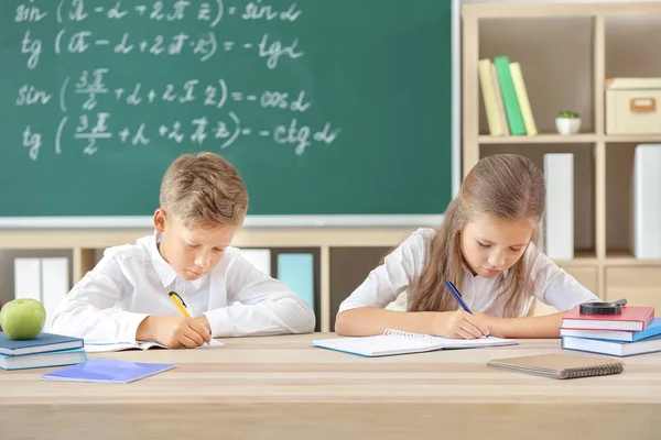 Kleine leerlingen lessen in klaslokaal — Stockfoto