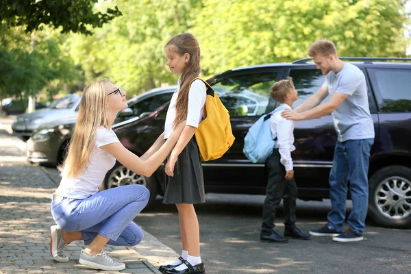 Pais dizendo adeus a seus filhos perto da escola — Fotografia de Stock