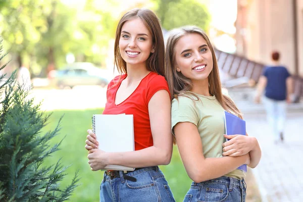 Retrato de jóvenes estudiantes al aire libre — Foto de Stock