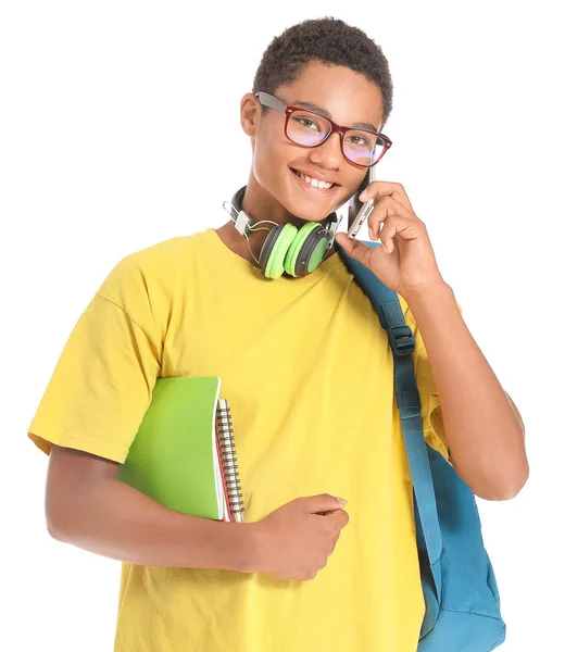 Retrato de estudiante afroamericano hablando por teléfono sobre fondo blanco —  Fotos de Stock