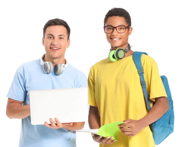 Porträtt av unga studenter med laptop på vit bakgrund — Stockfoto