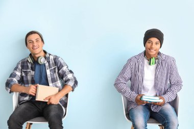 Genç öğrencilerin renkli arka plan üzerine portresi
