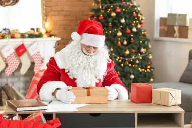 Noel Baba Noel için dekore odada hediyeler ambalaj