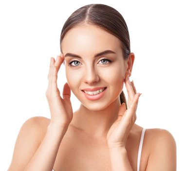 Güzel kadın beyaz arka plan karşı yüzünü masaj