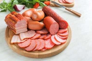 Işık masada sosis çeşitleri ile ahşap tahta