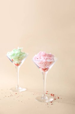 Renkli arka planda lezzetli pamuk şeker ile Gözlük