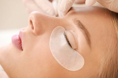 Güzellik salonunda kirpik laminasyon prosedürü geçiren genç kadın, closeup