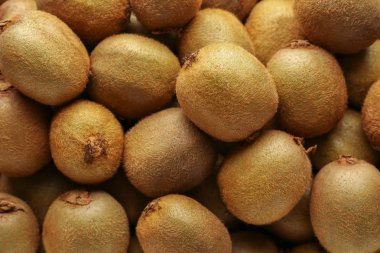 Arkaplan olarak birçok olgun kivi