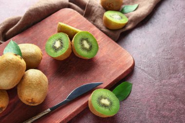 Masada lezzetli kivi ile kesme tahtası