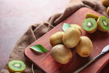 Masada lezzetli kivi ile kesme tahtası