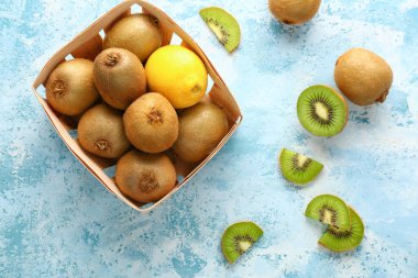 Renkli arka planda kutuda lezzetli olgun kivi ve limon