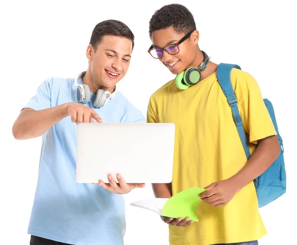 Portrait de jeunes étudiants avec ordinateur portable sur fond blanc — Photo