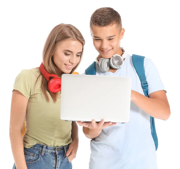 Portret van jonge studenten met laptop op witte achtergrond — Stockfoto