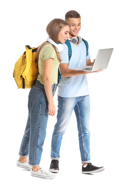 Ritratto di giovani studenti con computer portatile su sfondo bianco — Foto Stock