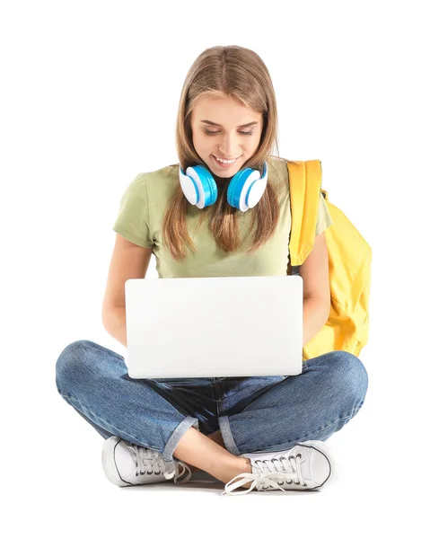 Portrait de jeune étudiant avec ordinateur portable et écouteurs sur fond blanc — Photo