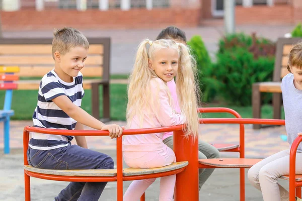 Crianças pequenas bonitos no parque infantil — Fotografia de Stock