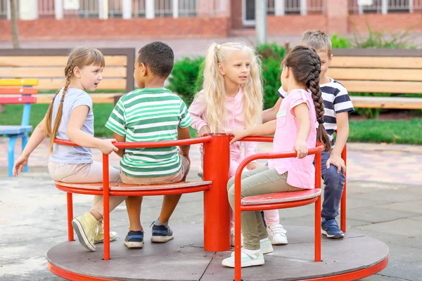 Crianças pequenas bonitos no parque infantil — Fotografia de Stock