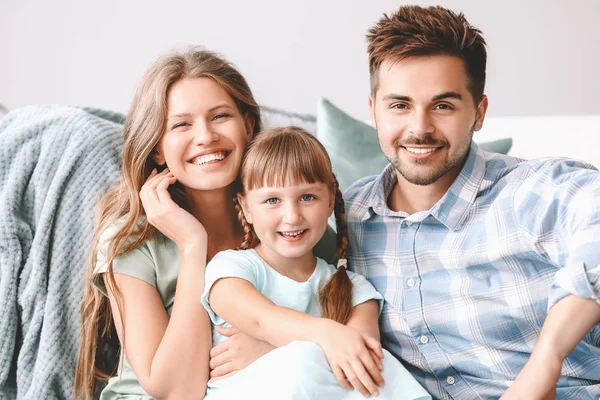 Porträtt av lycklig ung familj hemma — Stockfoto