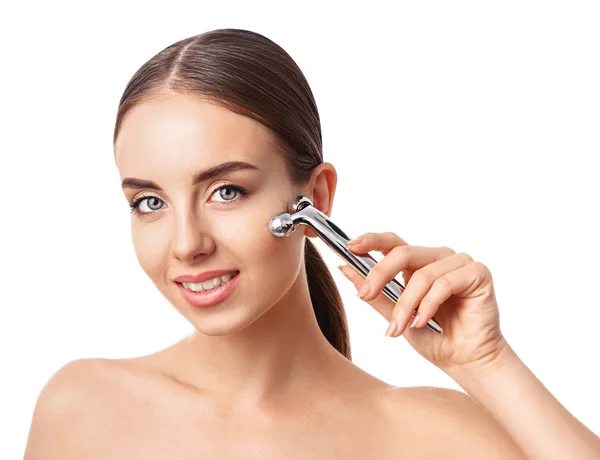 Vacker kvinna med ansiktsmassage verktyg på vit bakgrund — Stockfoto