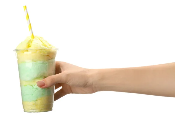 Weibliche Hand mit leckeren Zuckerwatte auf weißem Hintergrund — Stockfoto