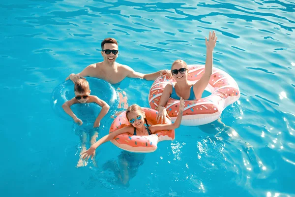 Happy family swimming in pool on summer day — Stock Photo, Image