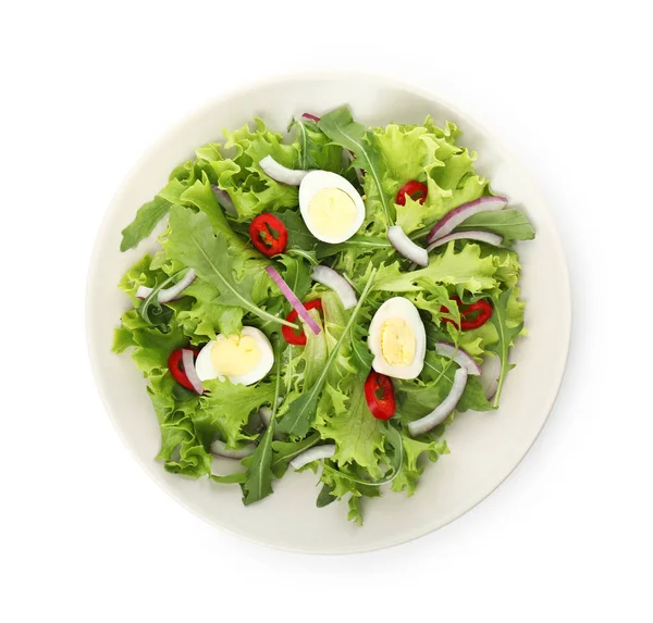 Bord van smakelijke verse salade met kwarteleieren op witte achtergrond — Stockfoto
