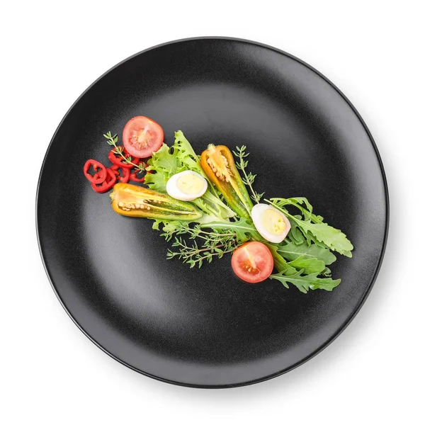 白い背景にウズラの卵とおいしい新鮮なサラダのプレート — ストック写真
