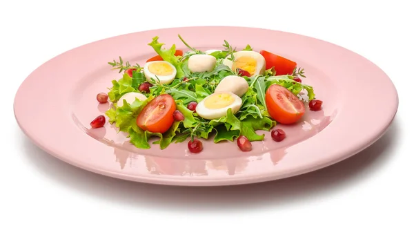 Bord van smakelijke verse salade met kwarteleieren op witte achtergrond — Stockfoto