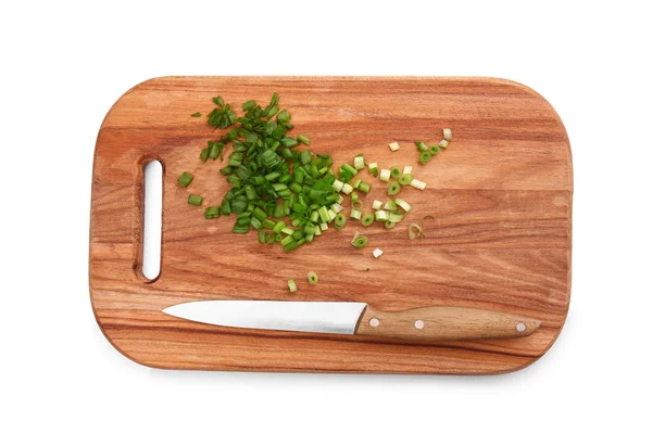 Σανίδα κοπής με φρέσκο πράσινο κρεμμύδι και μαχαίρι σε λευκό φόντο — Φωτογραφία Αρχείου