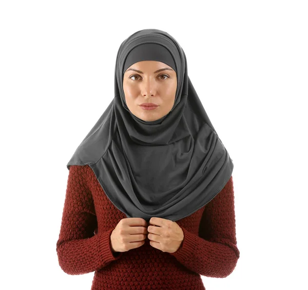 Portrét krásné muslimské ženy na bílém pozadí — Stock fotografie
