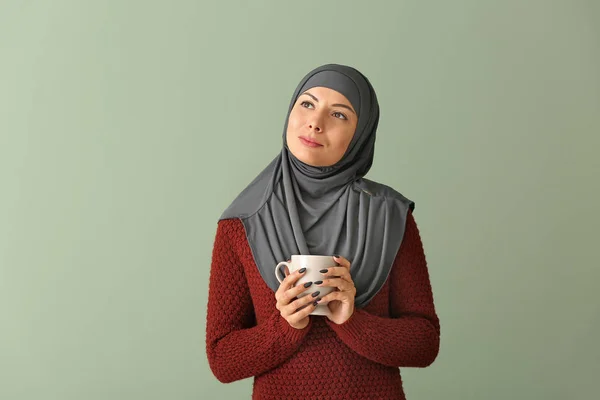 美丽的穆斯林妇女的肖像与咖啡在颜色背景 — 图库照片