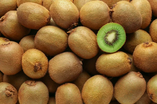 Many ripe kiwi as background — Stock Photo, Image