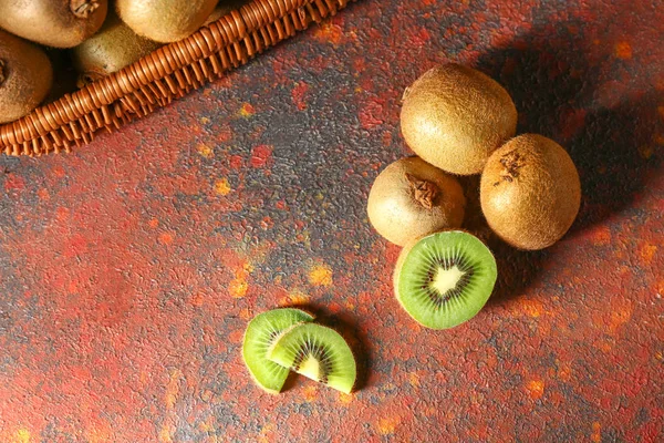 Tasty ripe kiwi on grunge table — Stock Photo, Image