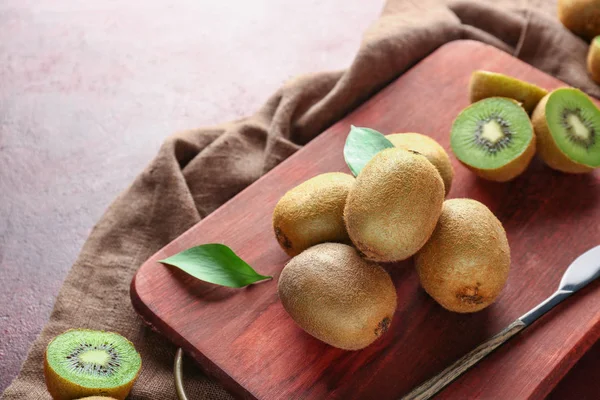 Masada lezzetli kivi ile kesme tahtası
