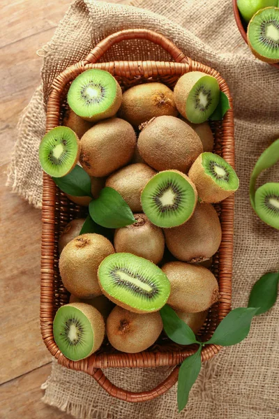 Basket with tasty ripe kiwi on table — Stock Photo, Image