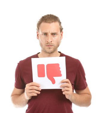 Erkek blogger beyaz arka plan üzerinde Dislike işareti ile kağıt tutan