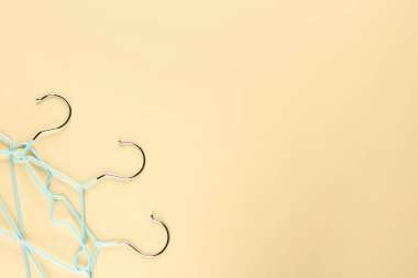 Giysi askıları renk arkaplanında