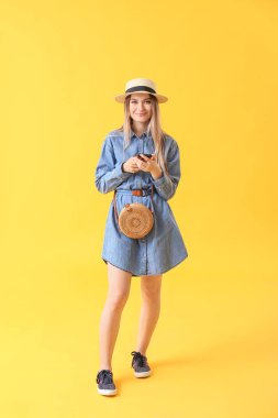 Renkli arka planda şık bir genç kadın