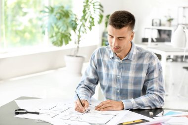 Ofiste çalışan yakışıklı erkek mimar