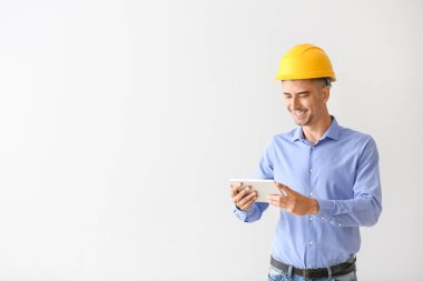 Beyaz arka planda tablet bilgisayar ile Yakışıklı erkek mimar