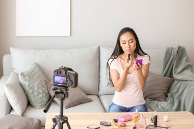 Asyalı güzellik blogcusu evde video kaydediyor